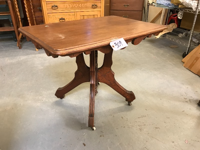lot 309 image: VINTAGE ACCENT TABLE