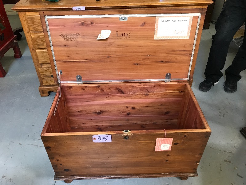 lot 315 image: CEDAR CHEST