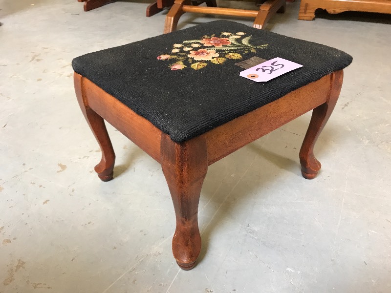 lot 325 image: SMALL OTTOMAN