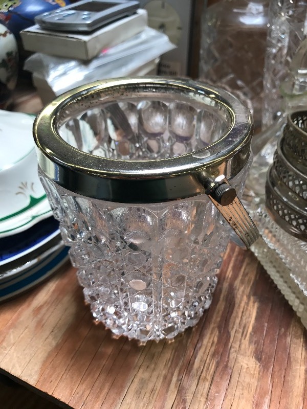 lot 337 image: CRYSTAL AND CUT GLASS