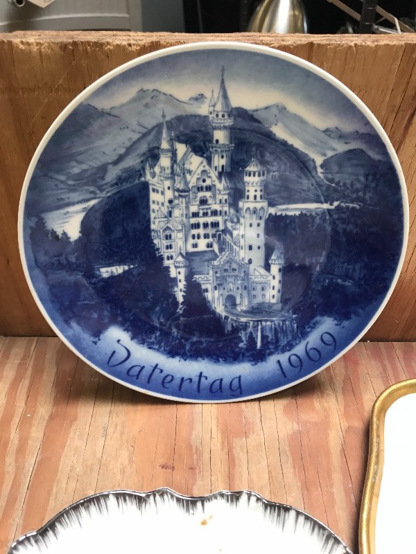 lot 339 image: DECORATIVE PORCELAIN