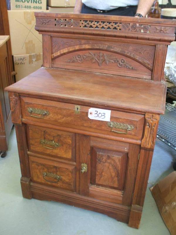 lot 303 image: SOLID WOOD CHEST