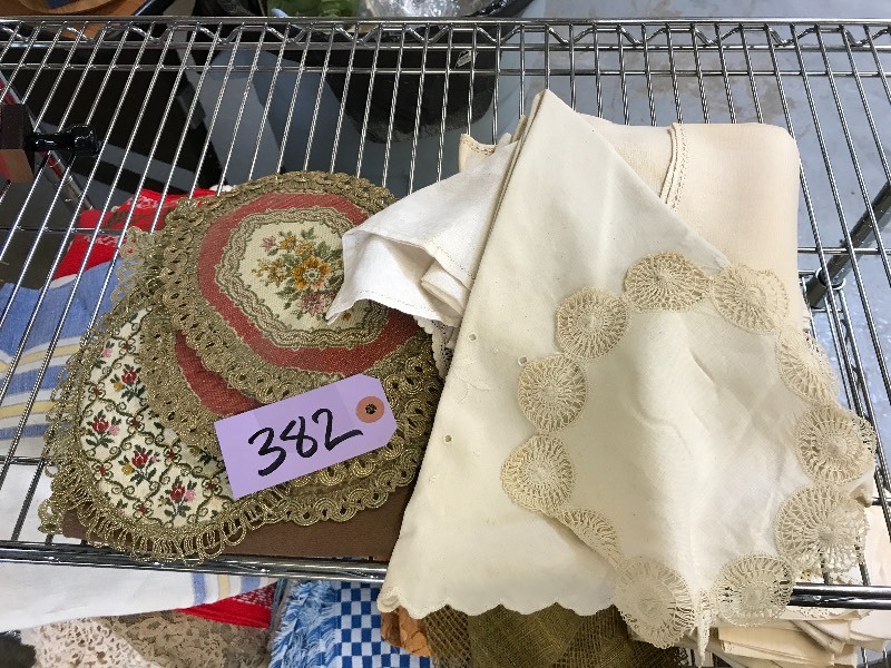 lot 382 image: VINTAGE LINENS