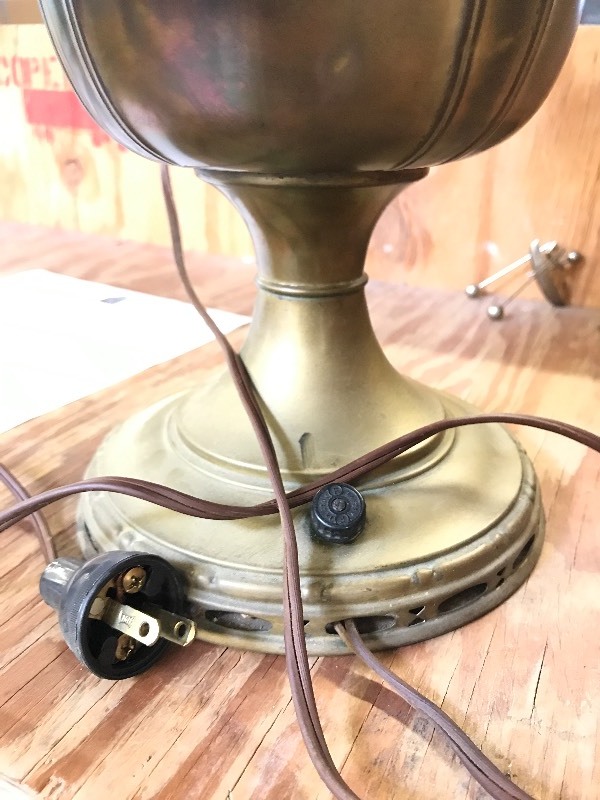 lot 383 image: VINTAGE LAMP