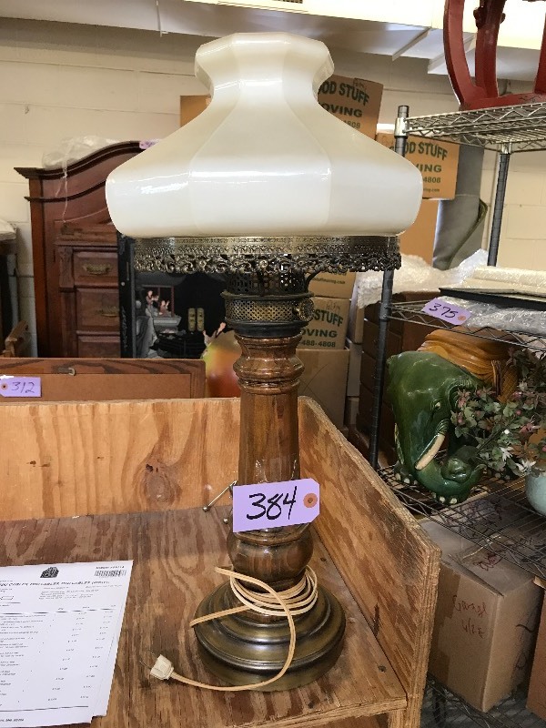 lot 384 image: VINTAGE LAMP