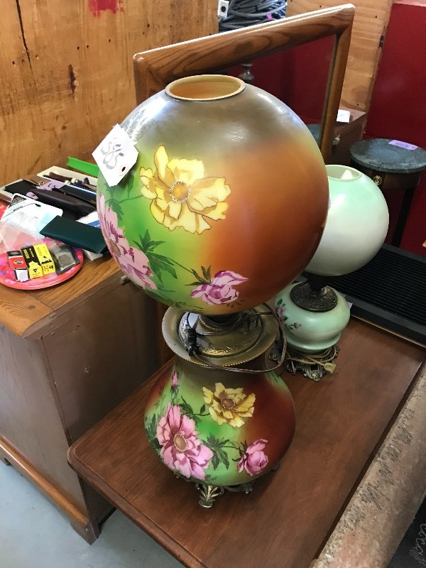 lot 385 image: VINTAGE LAMP