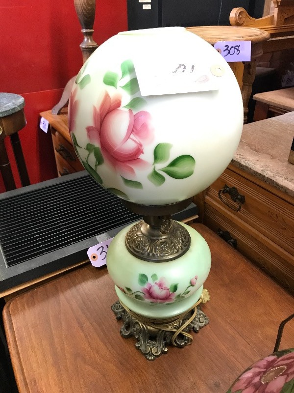 lot 386 image: VINTAGE LAMP