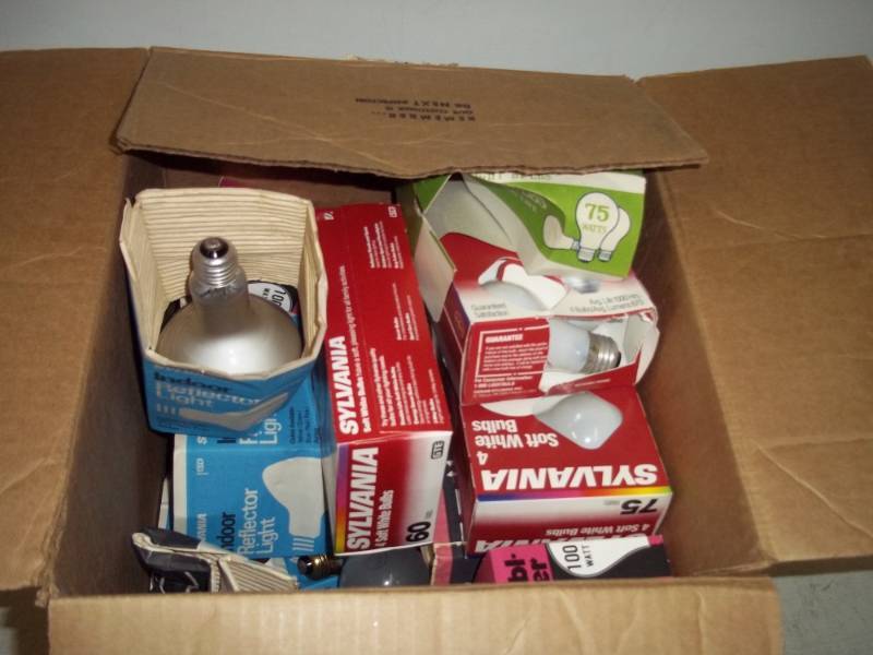 lot 70 image: Box of Assorted Light Bulbs