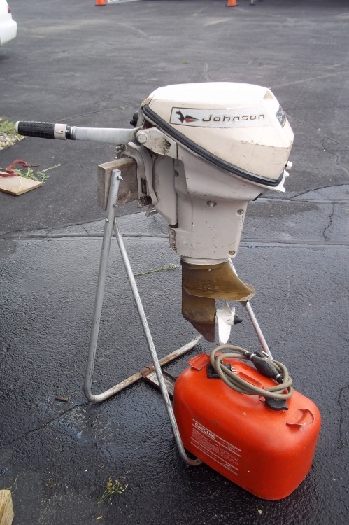 lot 1 image: 9.5 hp Johnson outboard motor