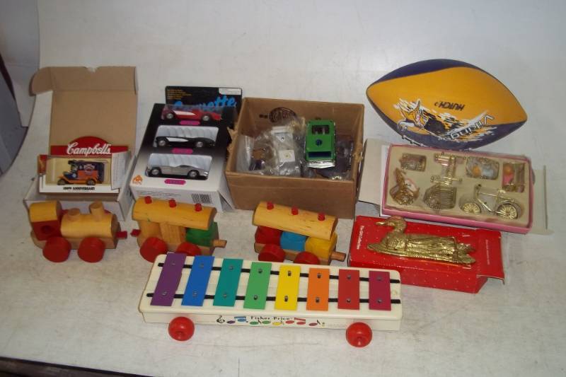 lot 82 image: Lot of cars and toys