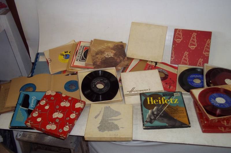 lot 85 image: Large lot of vintage 45 records