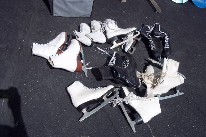 lot 98 image: Lot of Ice skates multiple sizes