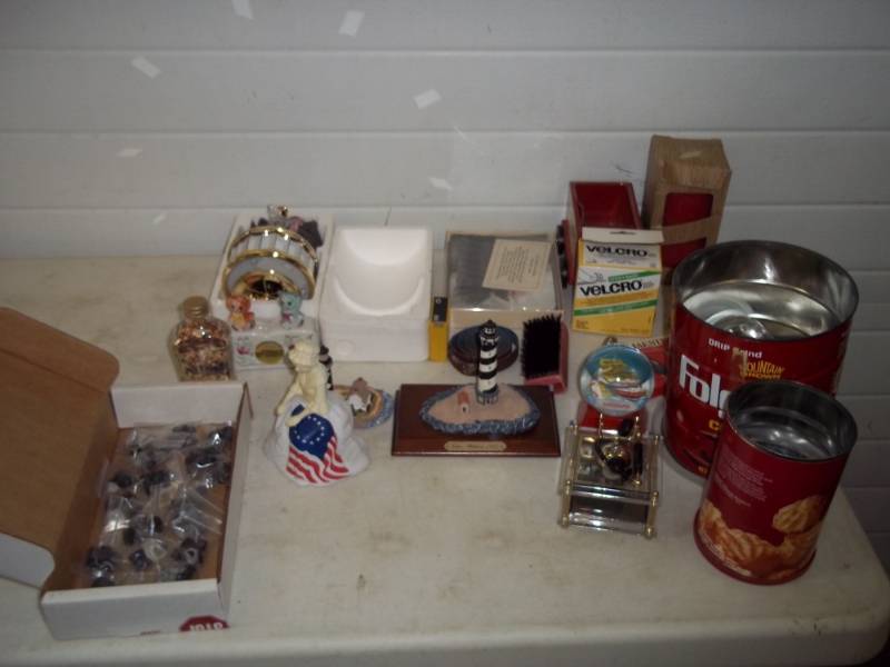 lot 120 image: Assorted Glass and Porcelain Dcor, FRAGILE