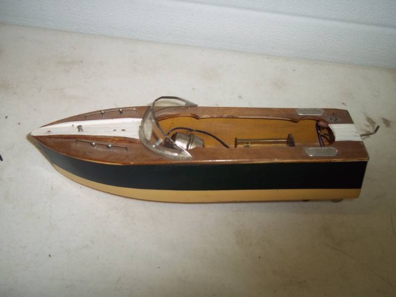 lot 134 image: Battery Powered Vintage Boat