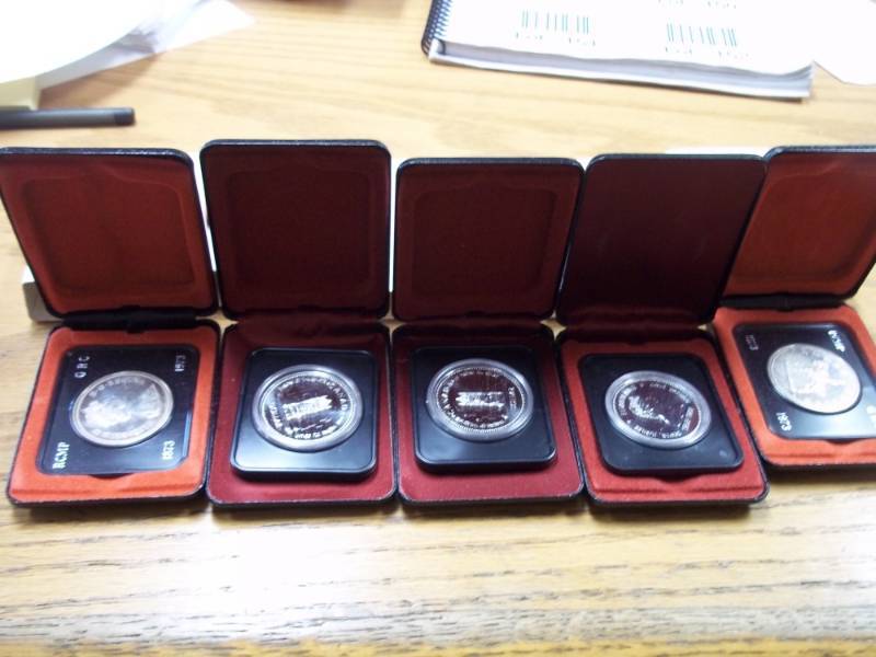 lot 152 image: 5 Canadian Dollars in Cases