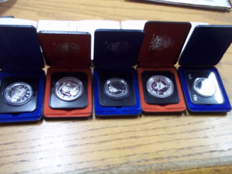 lot 153 image: 5 Canadian Dollars in Cases