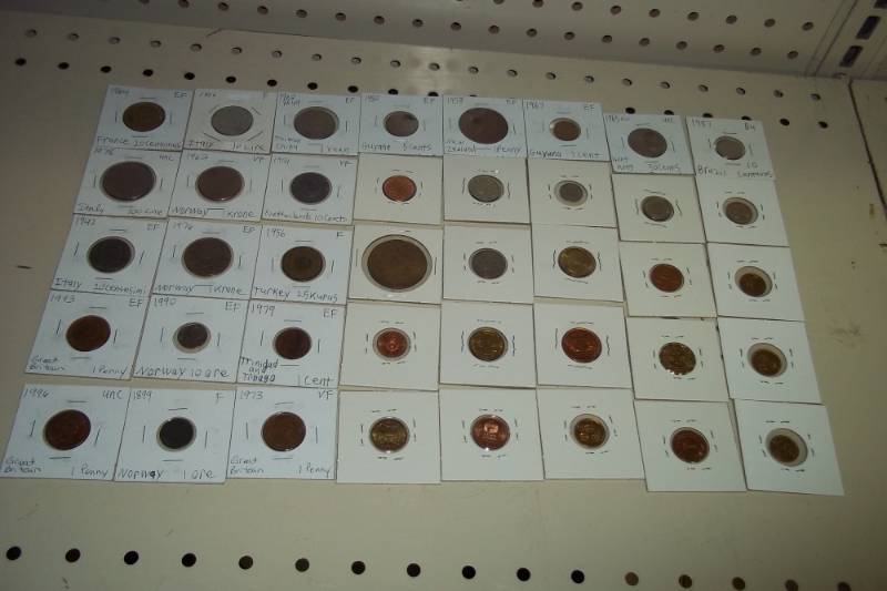 lot 176 image: 40 World Coins