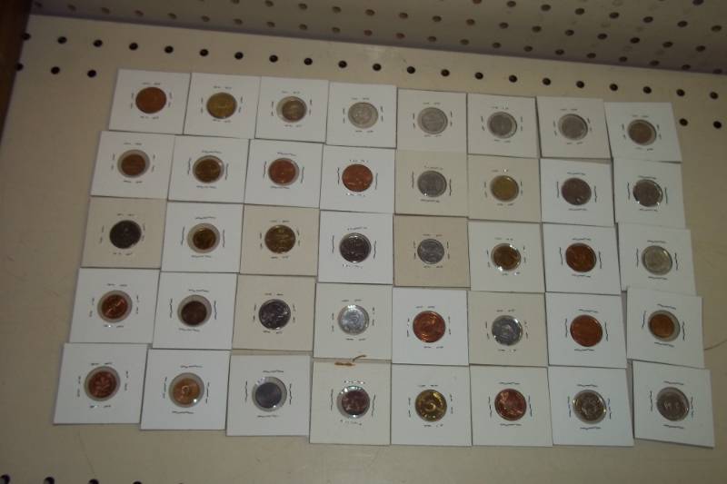 lot 178 image: 40 World Coins