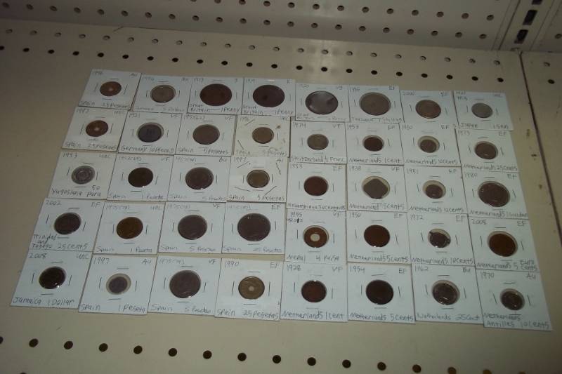 lot 180 image: 40 World Coins
