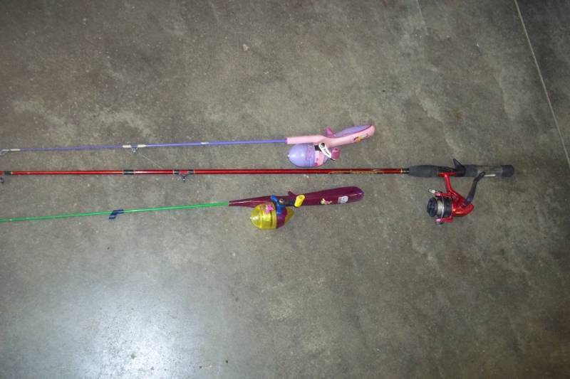 lot 231 image: 3 Fishing Rods