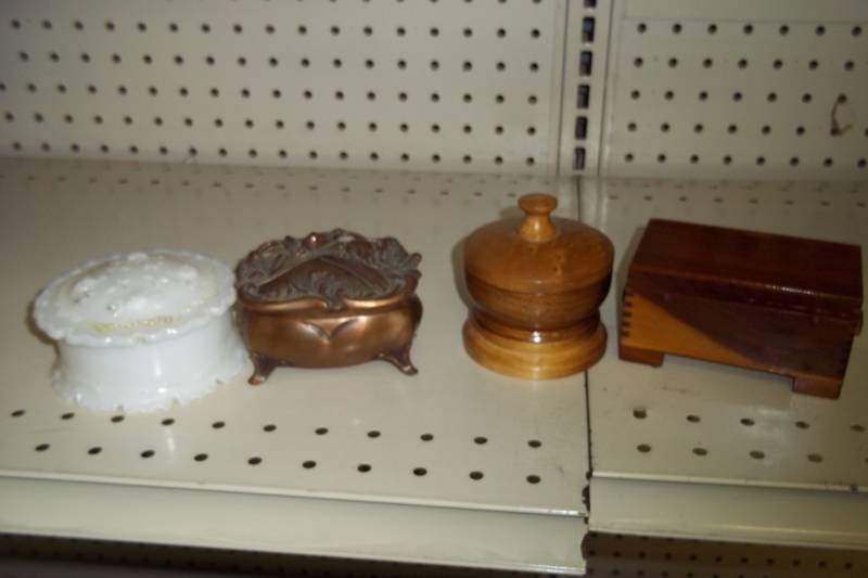 lot 235 image: Dcor Items