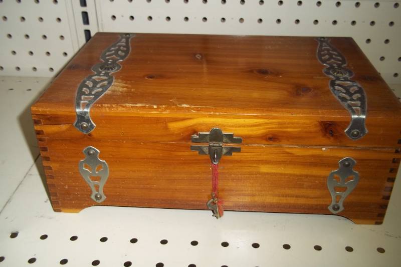 lot 236 image: Wooden Knick-Knack Box with Key