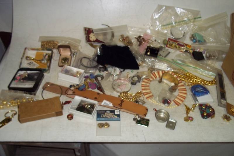 lot 265 image: Lot of Jewelry, Necklaces, Earrings, Jewelry Supplies