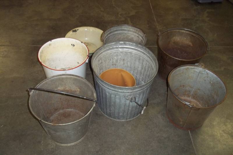 lot 284 image: 7 Metal Pails