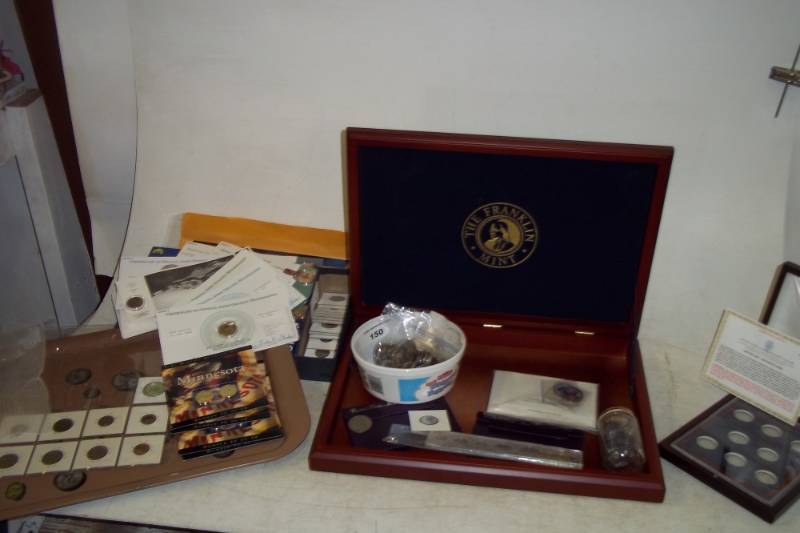 lot 286 image: Assorted Coin Cases, Coin TV Tray, Some Assorted Coinage