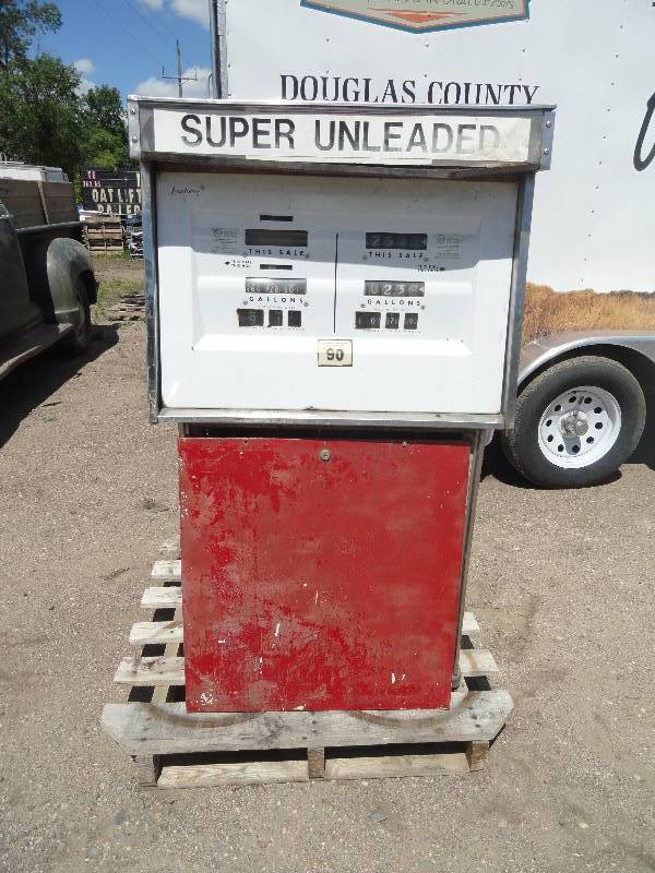 lot 6 image: Vintage Gas Pump