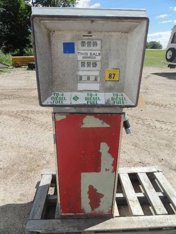 lot 7 image: Vintage Gas Pump
