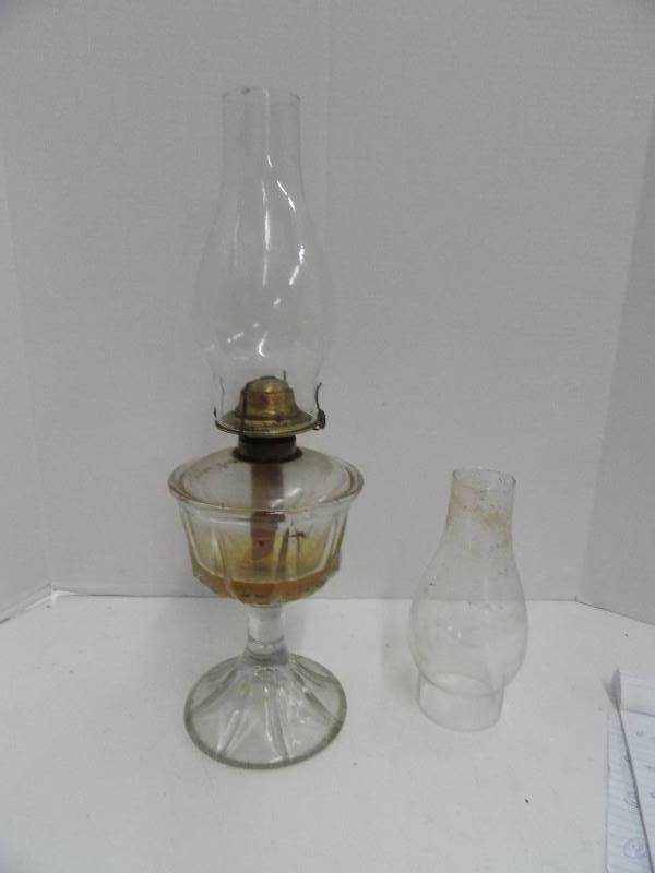 lot 18 image: Vintage Glass Oil Lamp