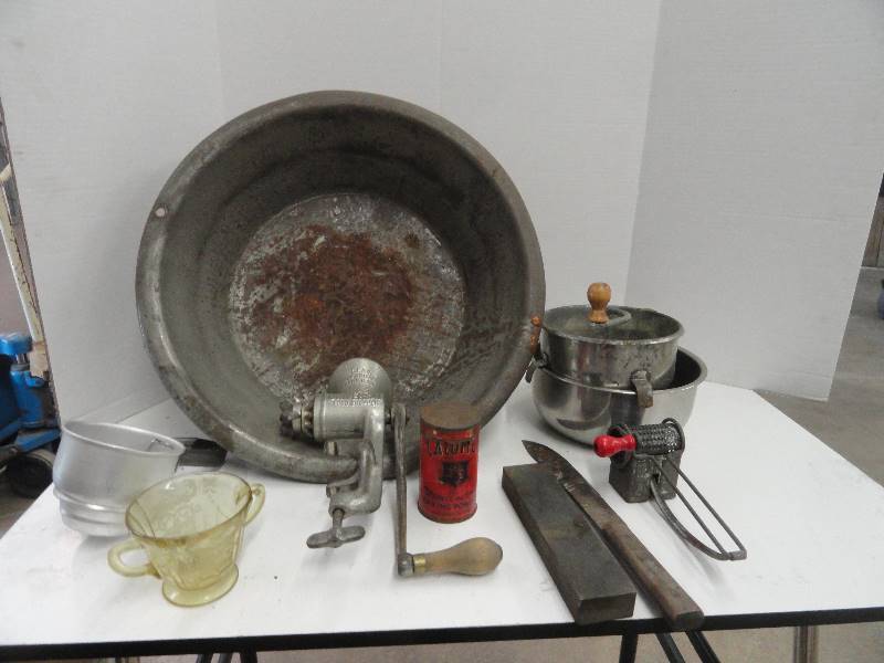 lot 20 image: Lot of Vintage Kitchen Items