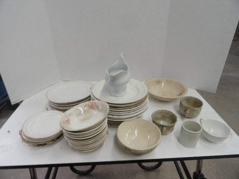 lot 21 image: Lot of Vintage China Dinnerware
