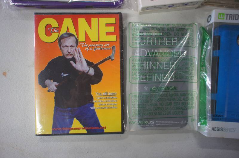 lot 323 image: (Lot of 12) Electronic