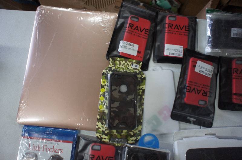 lot 324 image: (Lot of 14) Electronic Accessories
