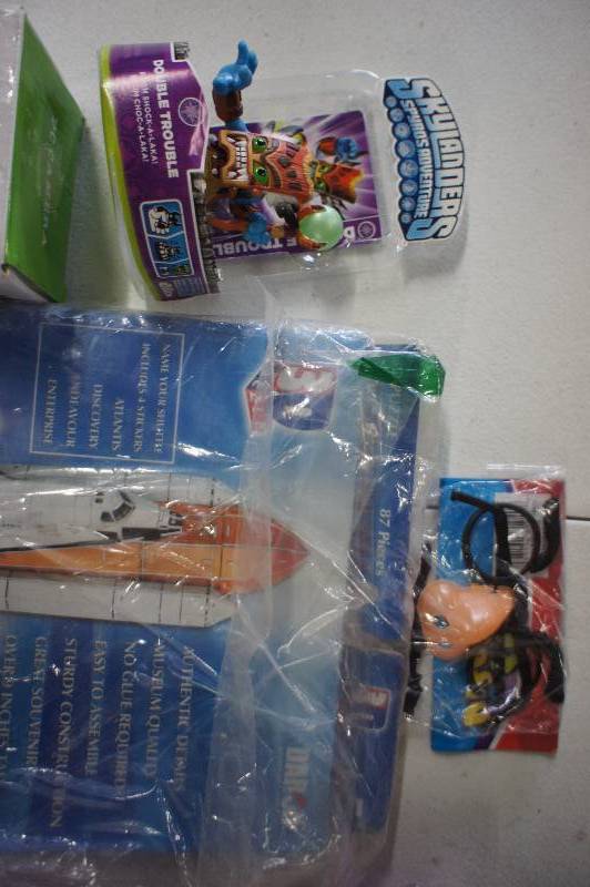 lot 339 image: (Lot of 7) Kid Items