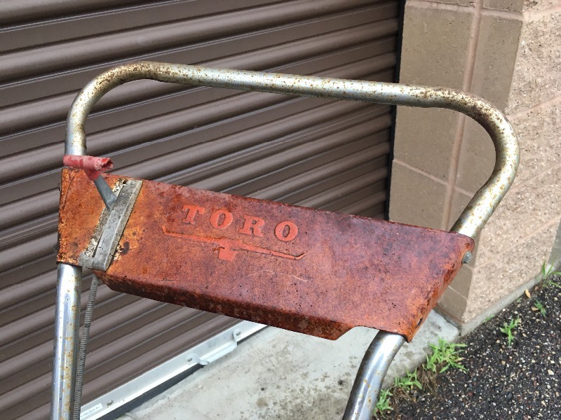 lot 4 image: Old Toro 19 Lawn Mower