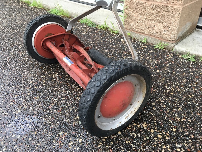 lot 3 image: Old Craftsman Push Mower