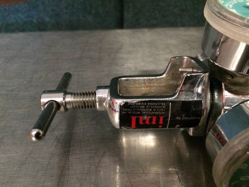 lot 29 image: Dual Gauge MEDICAL OXYGEN REGULATOR Compressed Oxygen Flow Gauge Gas Control - Excellent Condition