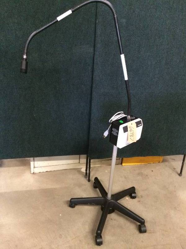 lot 49 image: WOW RETAIL USED $600 MOBILE WELCH ALLYN PORTABLE EXAM PROCEDURE OBGYN LIGHT 48830 & FOCUSABLE ADJUSTIBLE FIBEROPTIC LAMP LITE PIPE - EXCELLENT CONDITION