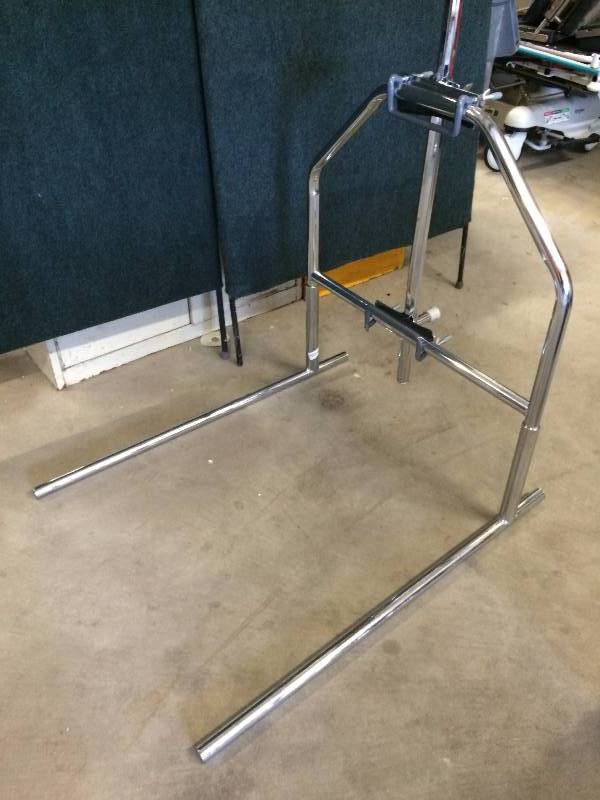 lot 52 image: Retails New $350 INVACARE OFFSET TRAPEZE BAR WITH INVACARE FLOOR STAND HELPS PATIENTS CHANGE POSITIONS WHILE IN BED & TO TRANSFER FROM BED TO CHAIR EXCELLENT CONDITION