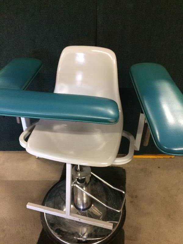 lot 71 image: Retails New $1000 Retro Cool MCM Herman Miller Style Molded Shell Barber Salon Style Height Adjustable Phlebotomy Blood Draw Manicure Tattoo Ink Henna Chair - Excellent Condition