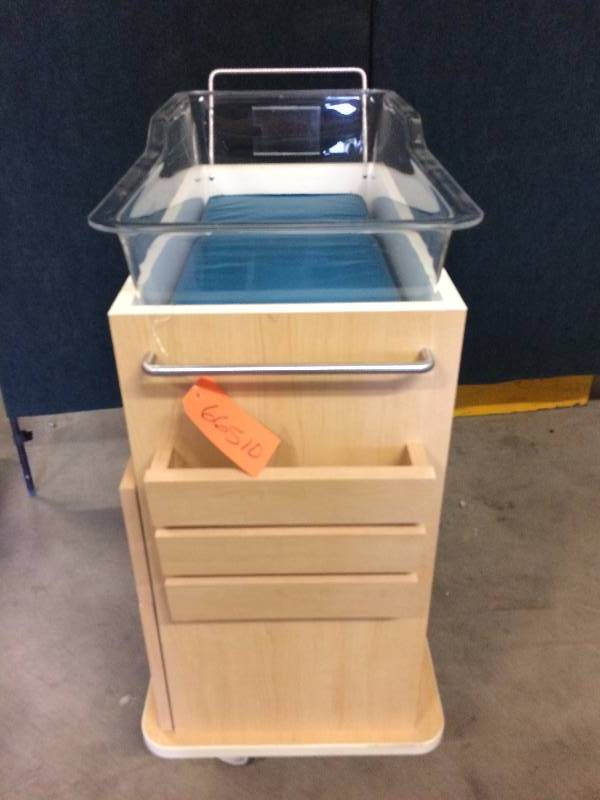 lot 79 image: Retails New $1500 Baby Crib Mobile Room To Room Bassinet Infant Newborn Medical Hospital Nursery Cart Bed Wood Grain Cradle Bedroom Impact Resistant Acrylic Tub 2 Self Closing Drawers Excellent Condition