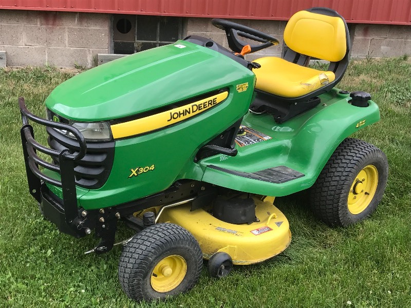 lot 2 image: John Deere X304 Lawn Tractor
