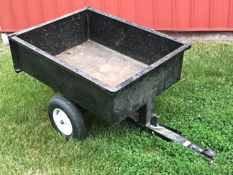 lot 4 image: Lawn Tractor Trailer