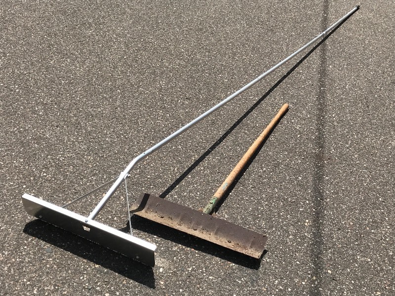 lot 7 image: Shovel & Roof Rake