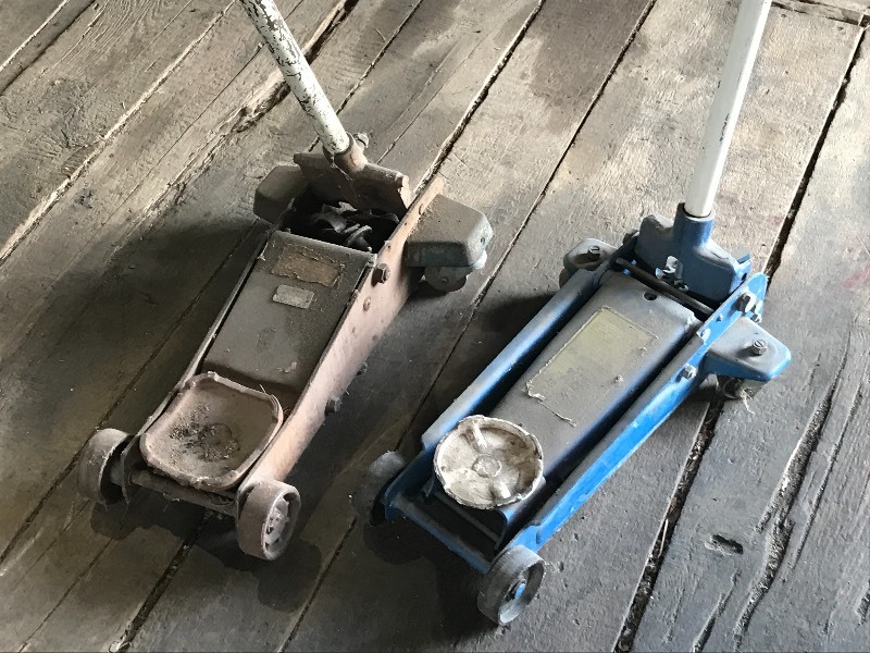 lot 13 image: (2) Floor Jacks