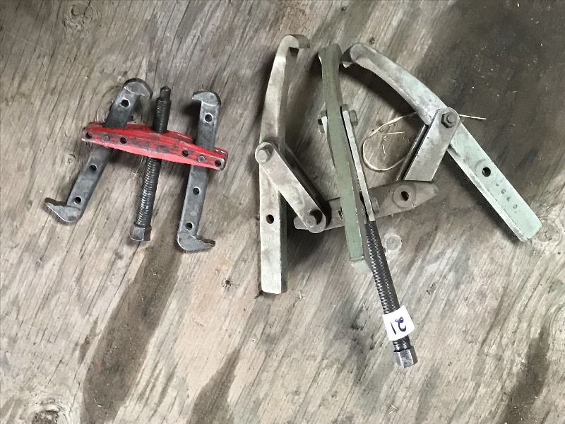 lot 21 image: (2) Gear Pullers