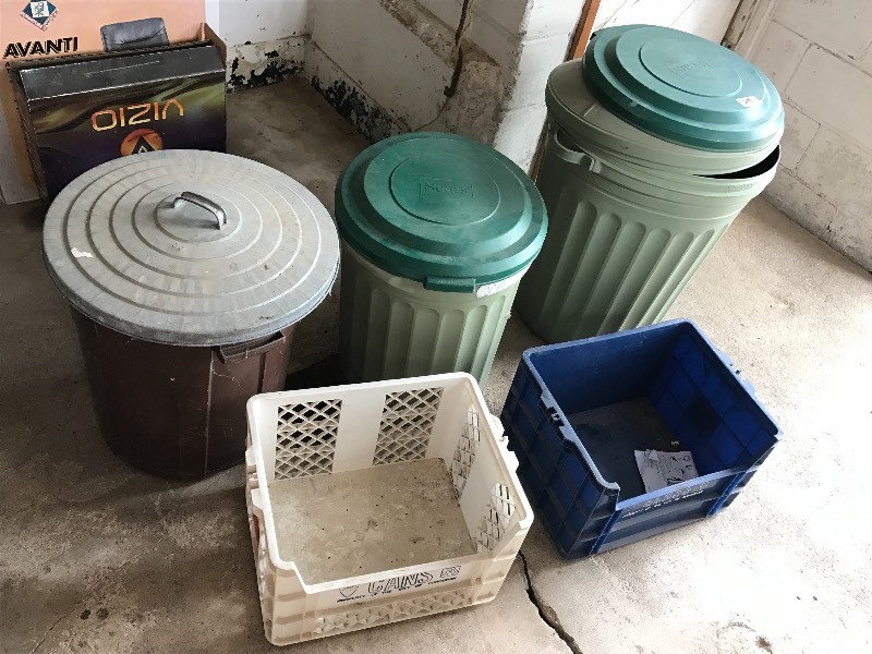 lot 29 image: Garbage Cans & Plastic Totes